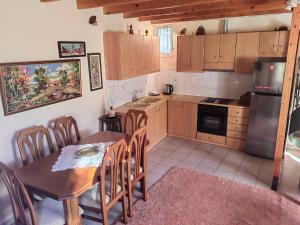 Kuchyň nebo kuchyňský kout v ubytování Plataniotissa Mansion