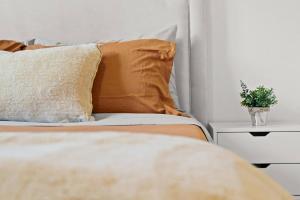 タンパにあるRelax and Unwind near Downtown Tampaのベッド(オレンジ色の枕、サイドテーブル付) +19枚の写真