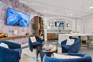 タンパにあるRelax and Unwind near Downtown Tampaの青い椅子とテーブルのあるリビングルーム