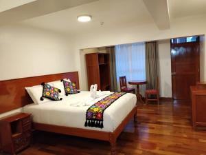 una camera da letto con un letto grande in una stanza di Kantu hotel a Cuzco