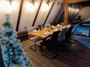 un comedor con una mesa y un árbol de Navidad en Mountain house Tomislavgrad, en Tomislavgrad