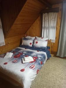 un letto con ciliegie rosse in una stanza di Coliba Padurarului a Porumbacu de Jos Altre 23 foto