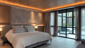 a bedroom with a large bed and a balcony at EHBoutique Experience in El Calafate