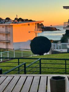 ein orangefarbenes Gebäude mit einer Bank davor in der Unterkunft Almadrava Beach in Roses