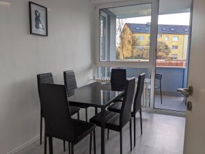 a dining room with a table and chairs and a window at Monteurwohnung Ferienwohnung Business Appartement EG Langenfeld in Gladbach