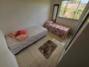 a small room with a couch and a window at Casa Brisa da ilha in Florianópolis