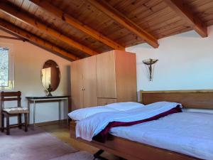 Postel nebo postele na pokoji v ubytování Plataniotissa Mansion