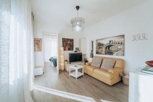a living room with a couch and a tv at Casa Clara in Altavilla Vicentina