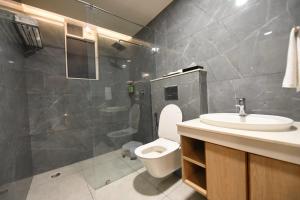 Koupelna v ubytování Hotel Tathagat Ashok