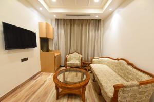 TV a/nebo společenská místnost v ubytování Hotel Tathagat Ashok + 22 fotografií
