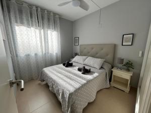 Ένα ή περισσότερα κρεβάτια σε δωμάτιο στο Relajate junto al mar en apartamento Cala Alta +49 φωτογραφίες