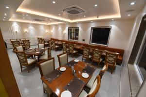 TV a/nebo společenská místnost v ubytování Hotel Tathagat Ashok