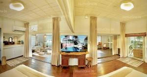 a large living room with a large aquarium at HomeOne36 后灣灣inn - 勝利星村日式老屋包棟 - in Pingtung City