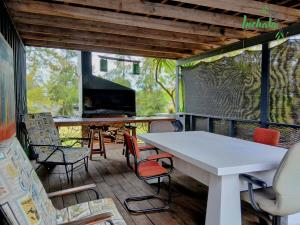 a screened porch with chairs and a table and a screen at Inchalá - Apartamento cerca del Puente Internacional General Artigas in Paysandú