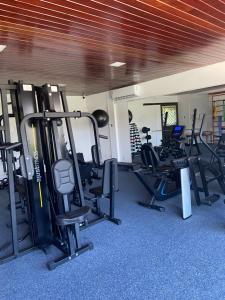 ein Fitnessstudio mit mehreren Laufbändern und Ergometern in der Unterkunft BANGALÔ PRAIA DE MURO ALTO/PORTO DE GALINHAS in Porto De Galinhas