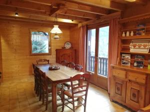 une salle à manger avec une table et des chaises en bois dans l'établissement Chalet Paolina proche le Grand Bornand et la Clusaz, à Glières-Val-de-Borne 22 autres photos