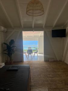 Una sala de estar con vista al mar. en Tropical valley lodge 2, en Vieux-Habitants