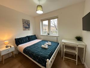 Un dormitorio pequeño con una cama y una ventana. en Laburnum House-Comfortable Rooms Near City of London, en Londres