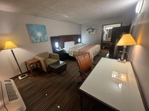 una camera d'albergo con un letto e una scrivania di Discovery Inn Lafayette a Lafayette