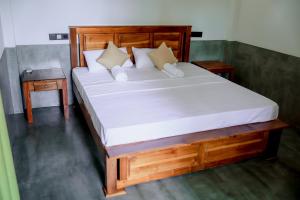 Postel nebo postele na pokoji v ubytování Sea Breeze Place Hiriketiya