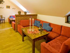 波傑布拉迪的住宿－奧布拉旅館，客厅配有沙发和带蜡烛的桌子