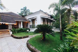 AldonaThe Project Cafe and Hotel的一座带花园和庭院的房子
