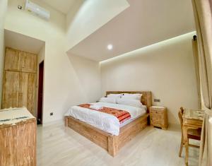 サヌールにあるVilla Sanur 3の部屋の中に大きなベッドがある寝室