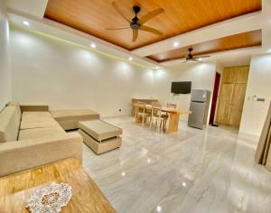 サヌールにあるVilla Sanur 3のソファとテーブルのあるリビングルーム