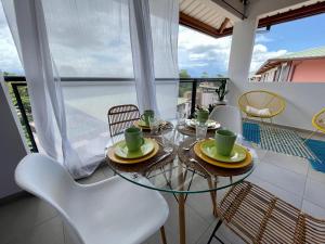 RémiréApt 1 chb belle déco résidence avec piscine的配有玻璃桌椅的餐厅