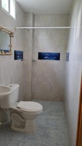 Kupatilo u objektu El refugio del tiburón +38 fotografija