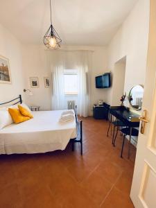 sypialnia z łóżkiem i stołem w obiekcie Al centro di Roma w Rzymie