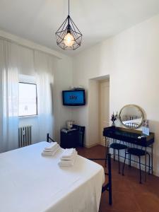 sypialnia z łóżkiem, biurkiem i telewizorem w obiekcie Al centro di Roma w Rzymie