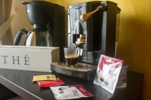 ekspres do kawy na ladzie z filiżanką kawy w obiekcie Al centro di Roma w Rzymie