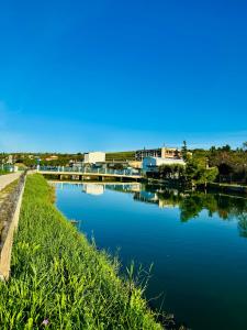 Výhled na řeku, která protéká v blízkosti apartmánu