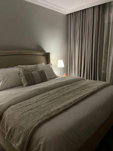 a bedroom with a large bed and a window at شقة مفروشة بحي الشراع بالخبر 2 in Al Khobar