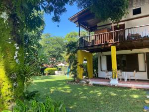 una casa con balcone e cortile di Linda casa no centro de Penedo a Itatiaia