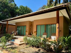 Gallery image of Sunny Cove Beach Resort Koh Phayam in Ko Phayam