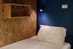 Llit o llits en una habitació de Scary Hostel