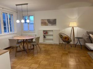 un soggiorno con tavolo, sedie e divano di Masionette Wohnung in Weinregion 30 min südlich von Wien a Gumpoldskirchen Altre 5 foto