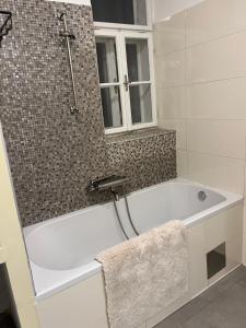 bagno con vasca e finestra di Masionette Wohnung in Weinregion 30 min südlich von Wien a Gumpoldskirchen