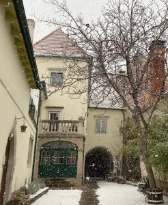 una casa con la neve per terra davanti di Masionette Wohnung in Weinregion 30 min südlich von Wien a Gumpoldskirchen