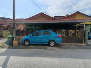 une voiture bleue garée devant une maison dans l'établissement D'Amal Homestay Alor Setar, à Alor Setar