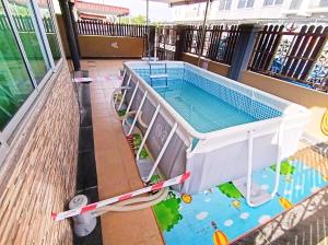 - un balcon avec piscine dans l'établissement D'Amal Homestay Alor Setar, à Alor Setar