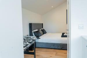 Postel nebo postele na pokoji v ubytování Modern Entire Unit 3BR, 3BA, balcony, 86inch TV - 15mins to city