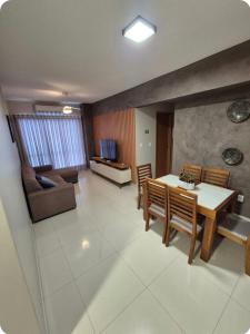 Khu vực ghế ngồi tại Apartamento Confortável e Espaçoso em Condomínio Familiar, 2 Quartos com 1 suíte e Lazer de Clube