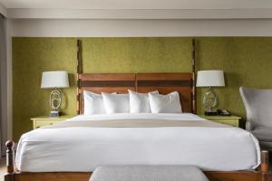 Postel nebo postele na pokoji v ubytování Hotel Champlain