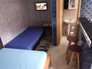 Ένα ή περισσότερα κρεβάτια σε δωμάτιο στο CASAS e KITNETS NOSSO CANTINHO
