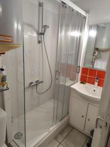 Ένα μπάνιο στο appartement bord de mer et parking privé