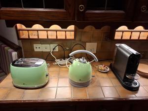 Le Nid d'aigle apt Leysin centre avec forfait piscine sauna jacuzzi en option的咖啡和沏茶工具
