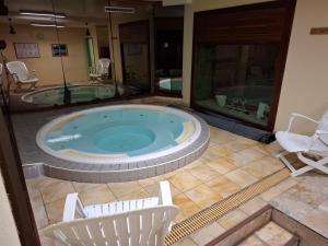 Le Nid d'aigle apt Leysin centre avec forfait piscine sauna jacuzzi en option内部或周边的泳池